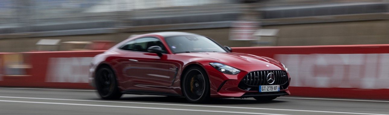 Mercedes-AMG GT rouge sur circuit