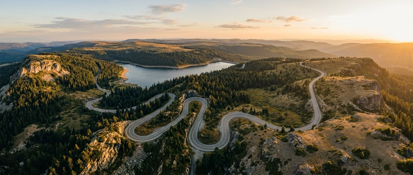 Route de montagne en lacets au lever du soleil
